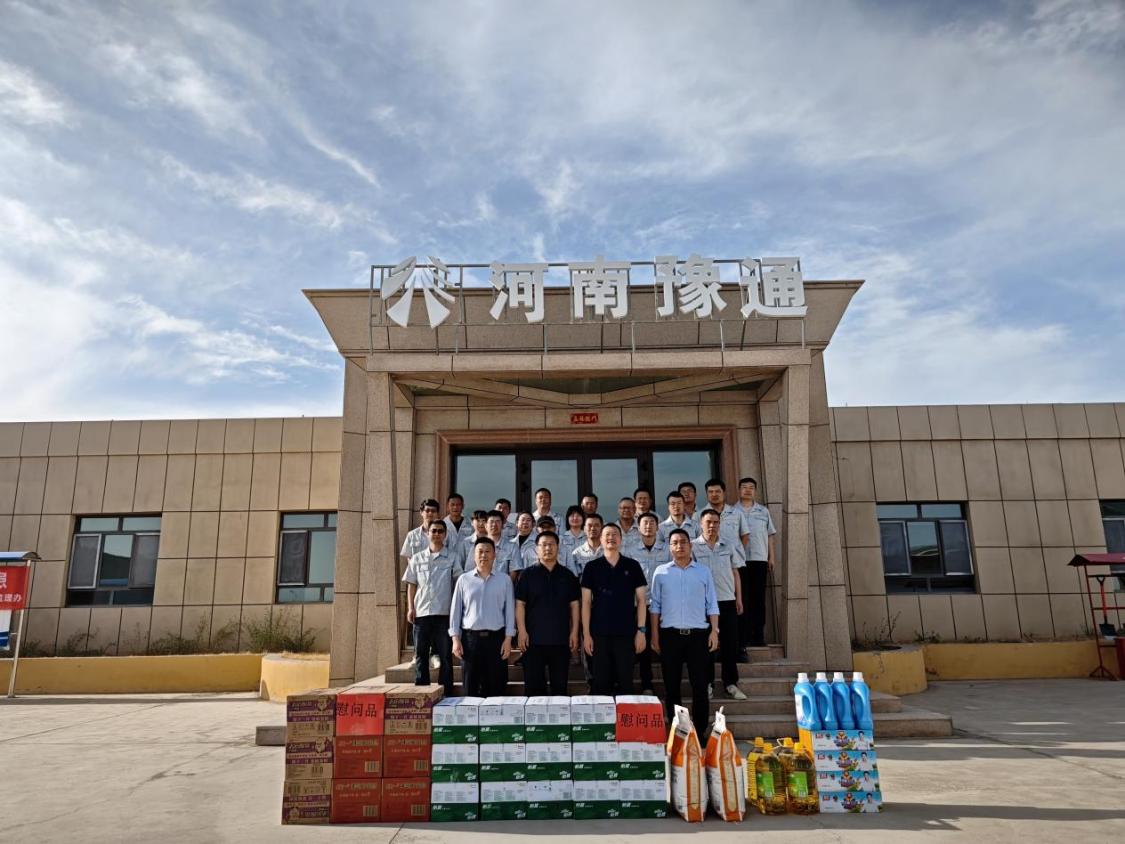 公司董事長(zhǎng)胡霞光一行赴新疆慰問項(xiàng)目一線人員