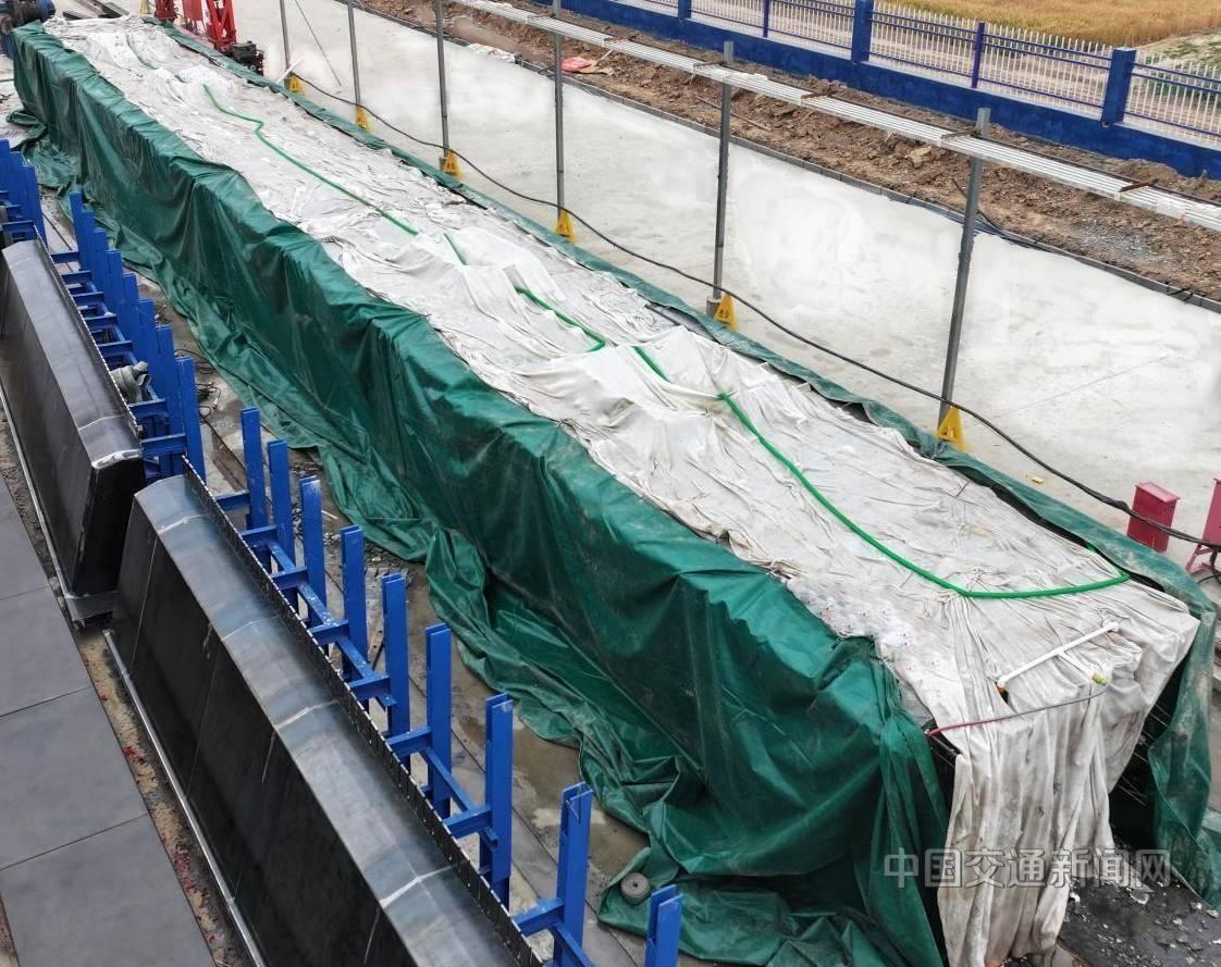 衡德高速改擴建項目龍華綜合場站成功完成首片箱梁預(yù)制